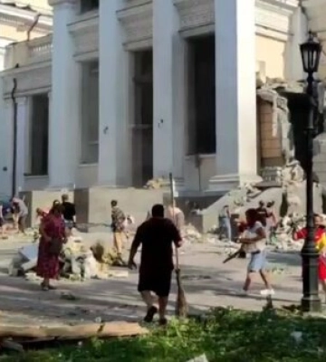 В Одесі від самого ранку люди прибирають наслідки ворожої атаки. ВIДЕО