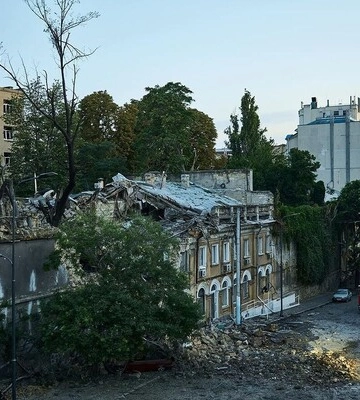 Кулеба закликав світ відреагувати на варварський удар РФ по Одесі