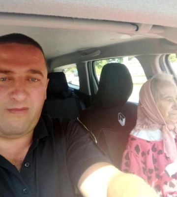 На Рівненщині офіцер громади допоміг літній жінці дістатись ринку