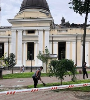 Ракетний терор в Одесі: жителі міста масово вийшли на прибирання наслідків атаки: фото і відео