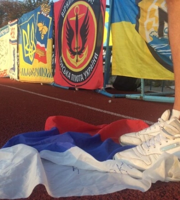 У Мелітопольському районі 19-річна дівчина зірвала російський прапор із адмінбудівлі