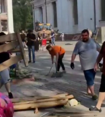 Незламне місто. Сотні одеситів прибирають наслідки масованої російської атаки — відео