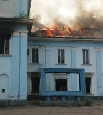 В Часов Яре из-за обстрела сгорел Дворец культуры, в котором размещался гумштаб