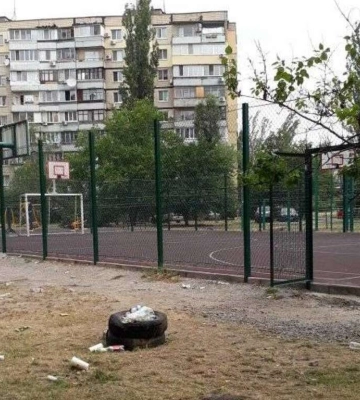 Мусор, ругань и вечеринки до поздней ночи: в Днепре банда подростков &quot;оккупировала&quot; спортплощадку и кошмарит жителей района