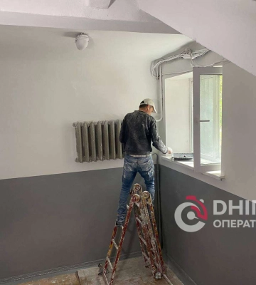 У Дніпрі на Гоголя комунальники оновлюють під’їзд на прохання мешканців: відео