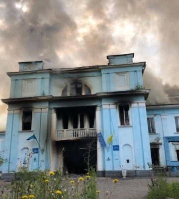 В Часов Яре из-за обстрела сгорел Дворец культуры, в котором размещался гумштаб