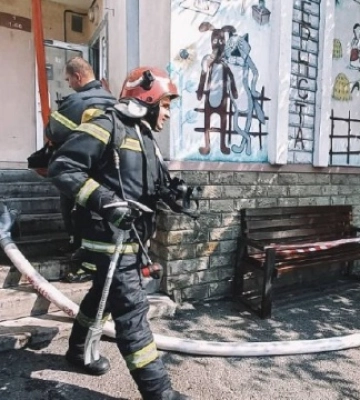 У Києві загорілася багатоповерхівка: відео з місця