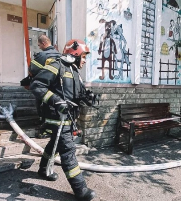 У Києві загорілася багатоповерхівка: відео з місця