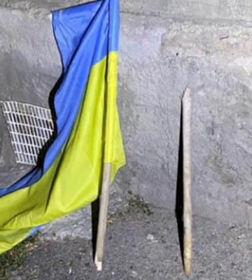 В Одесі затримали чоловіка, який зірвав з будівлі український прапор