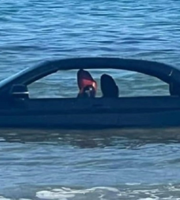 Горе-водій припаркувався на пляжі і його BMW змило у море, відео