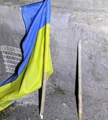 Зірвав прапор України і кинув на землю: в Одесі затримали нетверезого чоловіка
