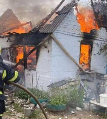 У Дніпрі горіло приватне подвір’я – відео