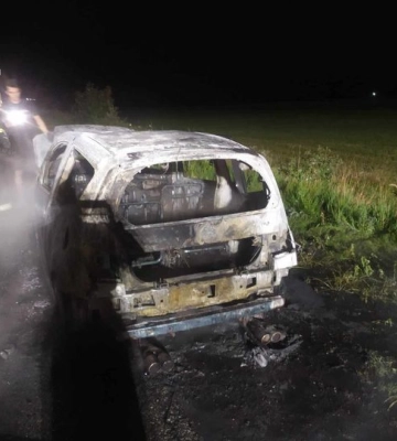 Їхав і горів: на дорозі в Городку гасили автомобіль