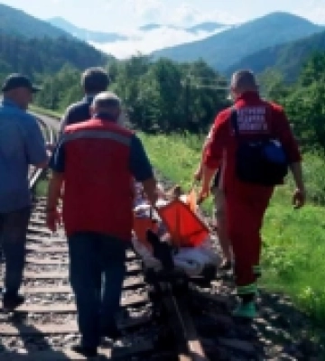 На Рахівщині медики доставили пацієнтку з інсультом з гірського села до лікарні