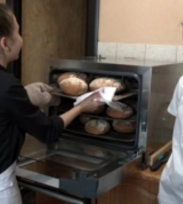 "Готуємо з хорошими думками": підлітки з Луцька спекли для військових понад 600 кілограмів хліба
