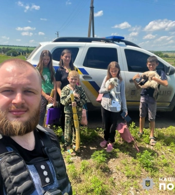 Поліцейські допомогли багатодітній родині евакуюватися з Гуляйполя до безпечного місця