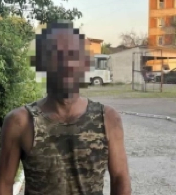 В Ужгороді поліціянти затримали чоловіка, який хуліганив на вокзалі