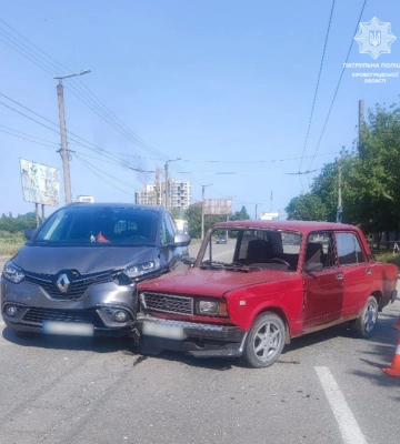 На Винниченка сталася ДТП: ВАЗ в’їхав у Renault (ФОТО)
