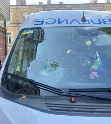 У Рівному п`яний чоловік розбив лобове скло у «швидкій»: триває розслідування