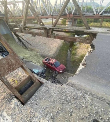 На Закарпатті внаслідок обвалу мосту у річку впали два автомобілі (ФОТО)