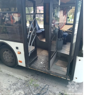 В Киеве мужчина пытался убежать от контролеров в троллейбусе и разбил дверное стекло, фото