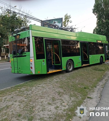 У Харкові тролейбус збив батька з двома дітьми 