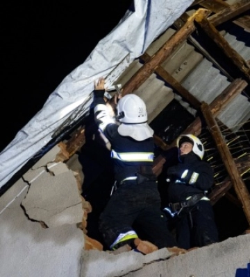На Хмельниччині буревій позривав дахи з будинків