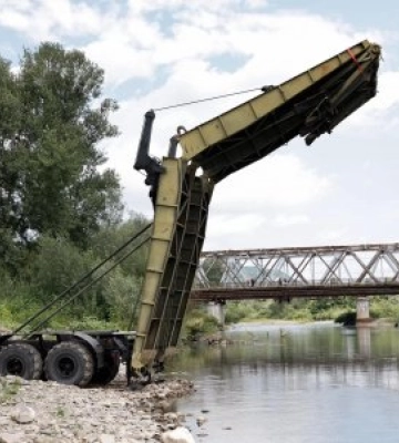 Через Тересву вже встановили тимчасовий міст, вантажопідйомністю 60 тон: повідомив голова Закарпатської ОВА Віктор Микита (Фото)