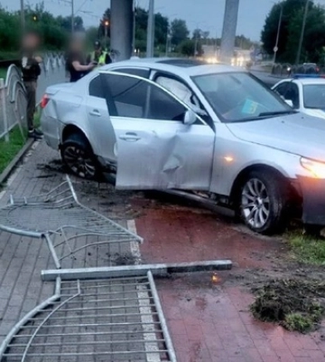 У Луцьку водій на BMW зніс паркан 