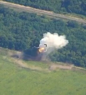 Украинская РСЗО &quot;HIMARS&quot; ракетой GMLRS уничтожает российский ЗРК &quot;Бук-М&quot;. ВИДЕО