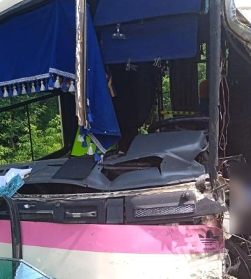 У Полтавському районі автобус зіткнувся з вантажівкою