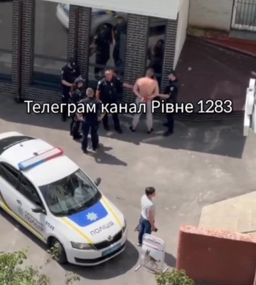 Дивне Рівне: агресивний чоловік напав на зоомагазин (ВІДЕО)