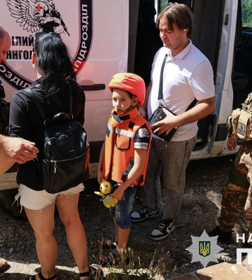 Поліцейські продовжують евакуйовувати людей із зони бойових дій