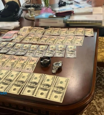 Требовали $200 000 несуществующего долга и угрожали убийством: в Днепре будут судить правоохранителя и его сообщника