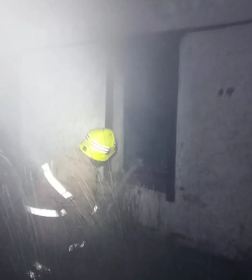 На Полтавщині рятувальники у протигазах гасили пожежу в житловому будинку