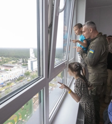 Переселенці у Києві отримали перші соціальні квартири