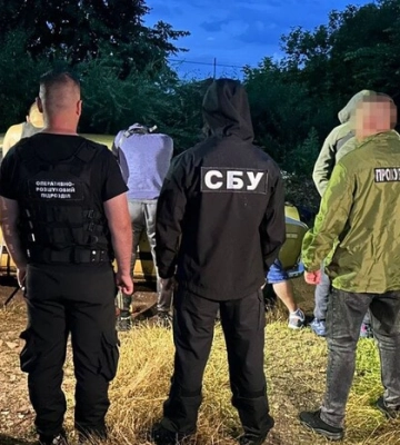 На Буковині росіянка за гроші допомагала чоловікам втікати від мобілізації 