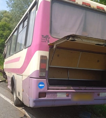 На Полтавщині загинув водій автобуса, який зіткнувся з автокраном: внаслідок ДТП постраждали двоє дітей