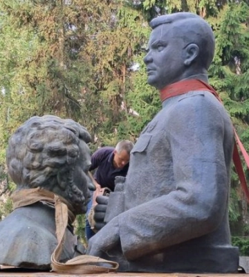 У Полтаві демонтували пам’ятники Ватутіну та Пушкіну