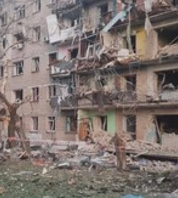 РФ скинула авіабомбу на Харківську область: зруйновано багатоповерхівку, загинула жінка