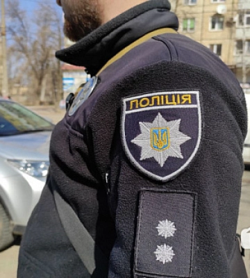 В Кривом Роге полицейские помогли потушить горящий автомобиль