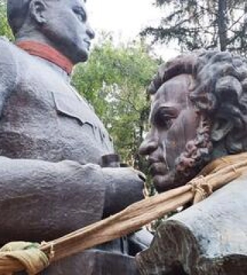 У Полтаві демонтували пам’ятники Миколі Ватутіну і Олександру Пушкіну