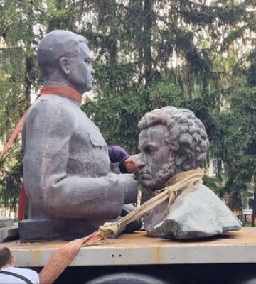 У Полтаві демонтували пам’ятники Ватутіну та Пушкіну. ВІДЕО+ФОТОрепортаж