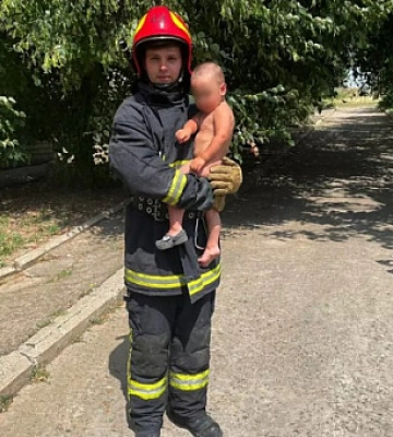 На Днепропетровщине спасатели помогли двухлетнему ребенку, закрывшемуся в квартире