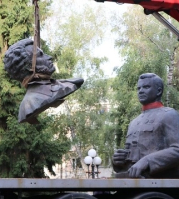 У Полтаві демонтували пам&#039;ятники Пушкіну та Ватутіну