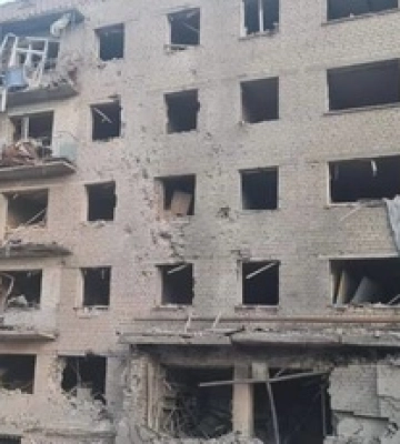 Окупанти скинули авіабомбу на 5-поверховий будинок на Харківщині: фото і деталі про жертву та поранених