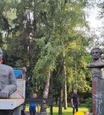 У Полтаві демонтували погруддя Пушкіна та генерала Ватутіна