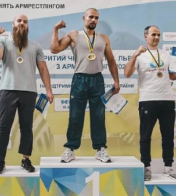 На змаганнях з армреслінгу у Львові зібрали понад 60 тис. грн для ЗСУ
