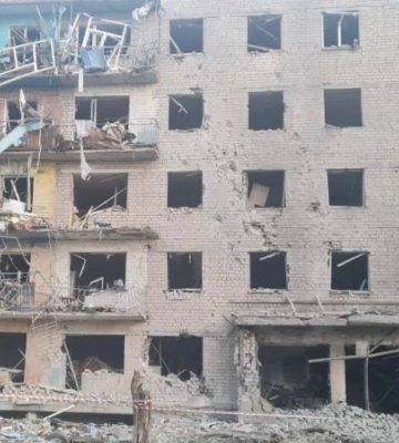 Окупанти вдарили авіабомбою по Харківщині, є влучання біля багатоповерхівки: одна людина загинула, є поранені. Фото