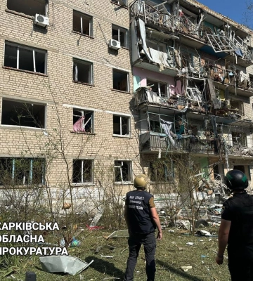 РФ скинула авіабомбу на Харківську область: зруйновано багатоповерхівку, загинула жінка